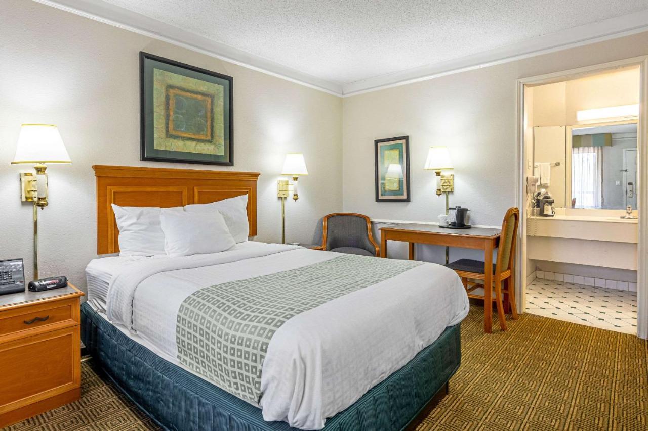 Rodeway Inn Huntsville Exterior photo